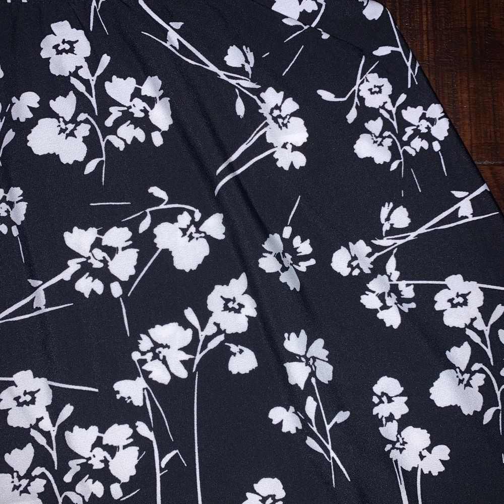 Nwt Leota Skirt Black&White Floral Design Sz S Non-Wrinkle Pull On — image 7 of 8